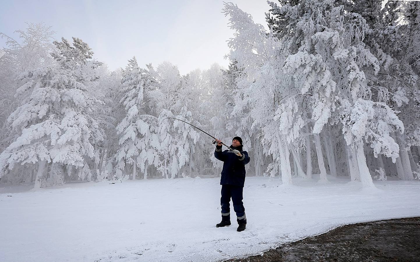 El Yeniséi es el principal río de Siberia. Su extensión de 4.093 kilómetros hasta desembocar en el Ártico lo convierte en uno de los más largos del mundo. Aunque hay numerosas leyendas sobre el origen de la palabra Yeniséi, la mayoría se inclina por «agua grande» o «río madre.» Sea como fuere, las temperaturas extraordinariamente bajas de las regiones por las que discurre le proporcionan una belleza inusual. Las fotografías están tomadas en la región de Karasnoyarsk, a unos 30 grados bajo cero.