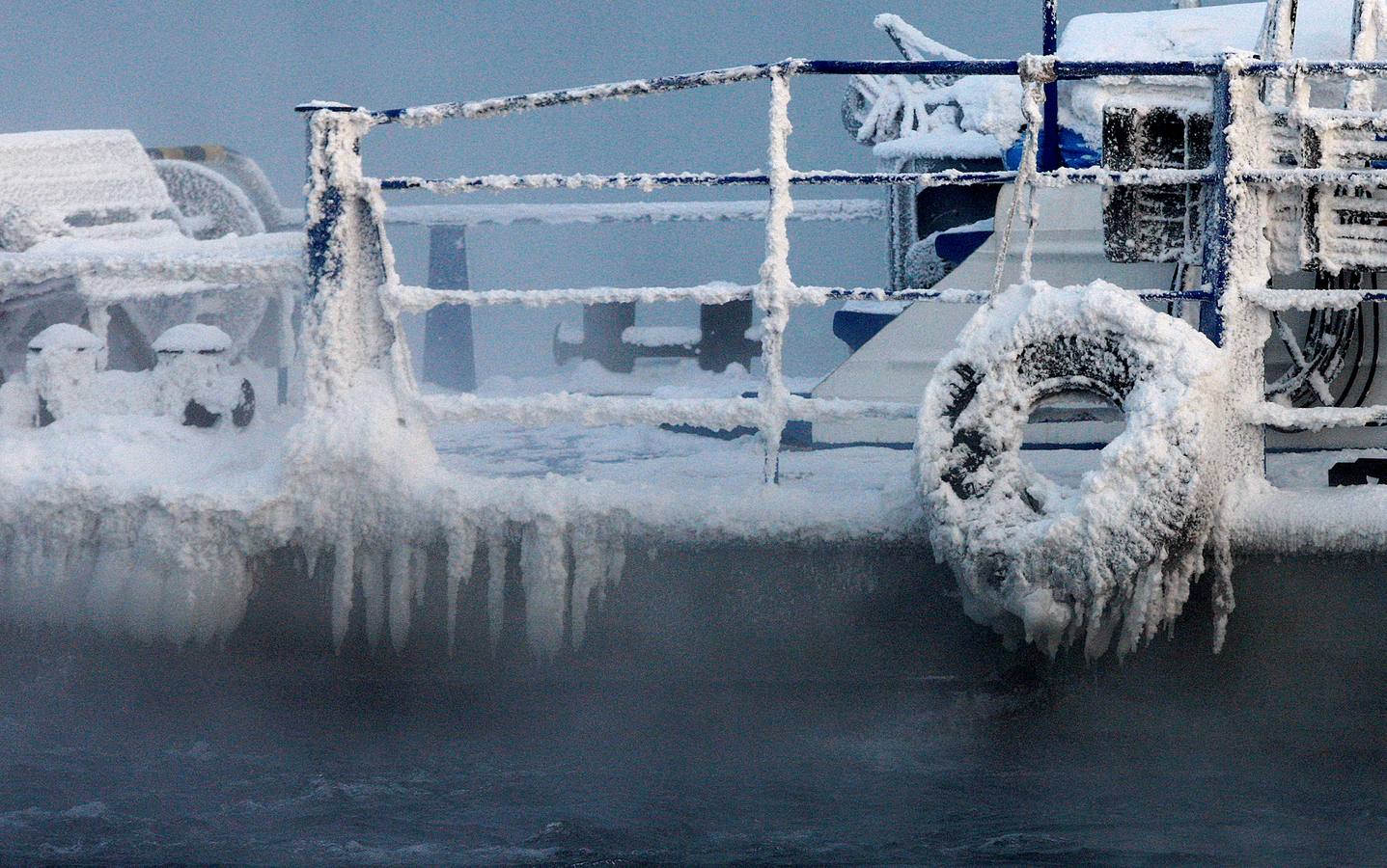 El Yeniséi es el principal río de Siberia. Su extensión de 4.093 kilómetros hasta desembocar en el Ártico lo convierte en uno de los más largos del mundo. Aunque hay numerosas leyendas sobre el origen de la palabra Yeniséi, la mayoría se inclina por «agua grande» o «río madre.» Sea como fuere, las temperaturas extraordinariamente bajas de las regiones por las que discurre le proporcionan una belleza inusual. Las fotografías están tomadas en la región de Karasnoyarsk, a unos 30 grados bajo cero.