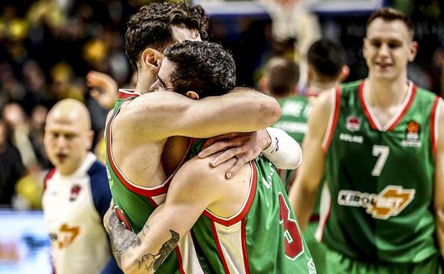 Tornike Shengelia y Luca Vildoza se abrazan tras rubricar el triunfo en Tel Aviv. 