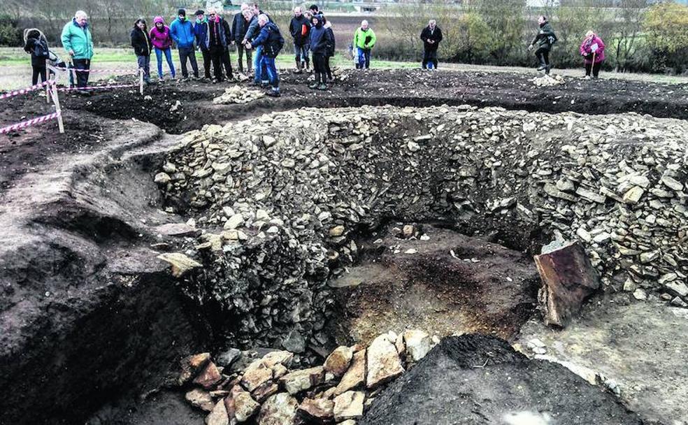 Los expertos de la UPV y los arqueólogos de Ondare Babesa explican algunos detalles del monumento megalítico de Pariburu. 