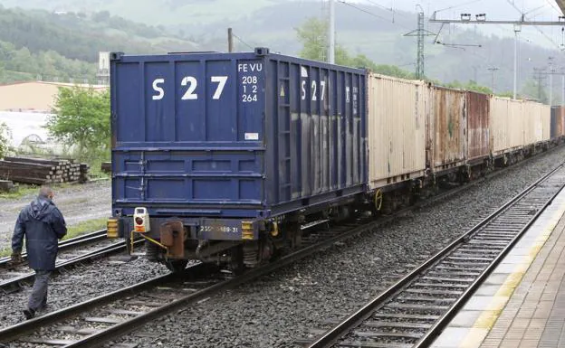 Euskadi asume desde hoy las dos líneas de tren transferidas por el Gobierno central