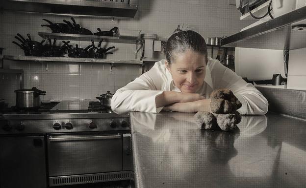 Elena Lucas observa una trufa en su restaurante de Navaleno.