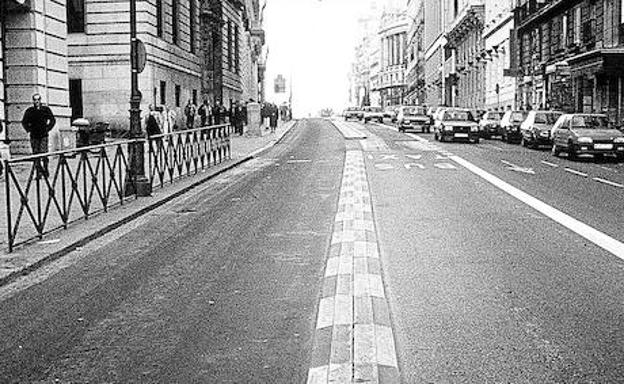 Insólita imagen de la calle Alcalá de Madrid vacía de tráfico y peatones hace 30 años, el símbolo del éxito de la huelga. 