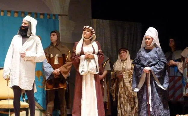 Una compañía de teatro representa 'La Venganza de Don Mendo' en Salamanca.