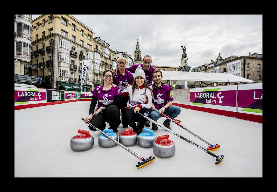 Fotos: La plaza de la Virgen Blanca se vuelve a transformar en una pista de hielo