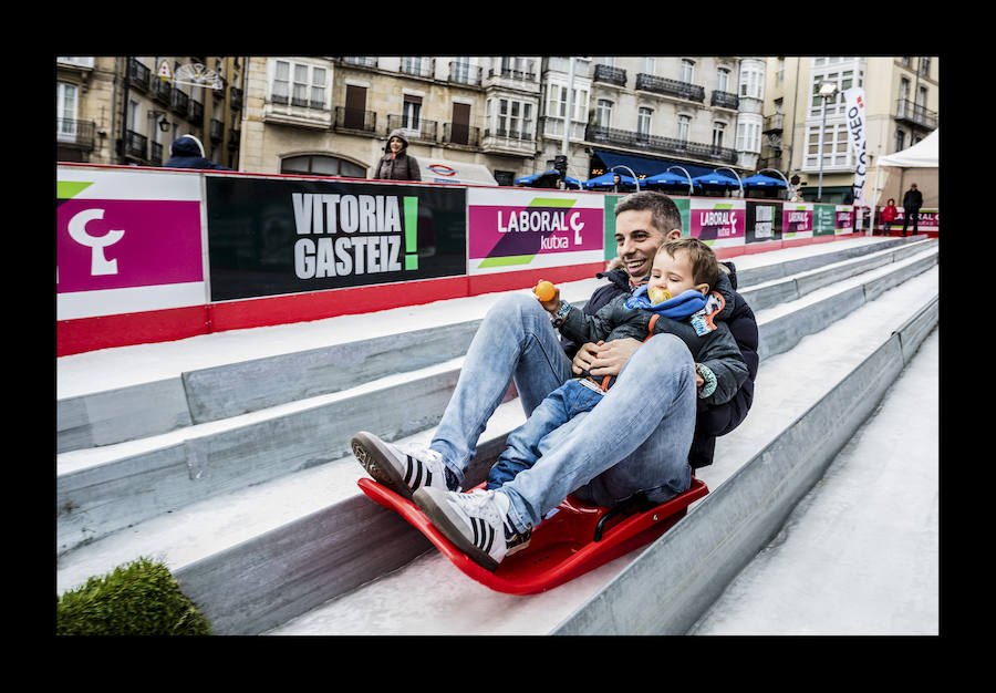 Fotos: La plaza de la Virgen Blanca se vuelve a transformar en una pista de hielo