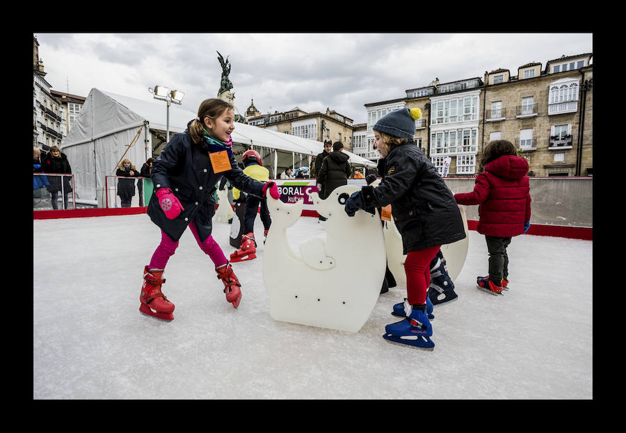 Fotos: La plaza de la Virgen Blanca se vuelve a transformar en una pista de hielo