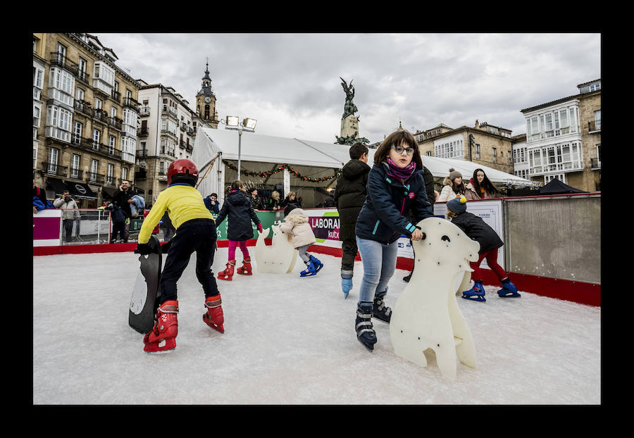 Fotos: La plaza de la Virgen Blanca se vuelve a transformar en una pista de hielo
