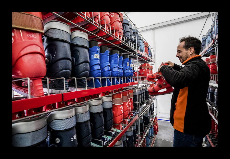 Fotos: La plaza de la Virgen Blanca se vuelve a transformar en una pista de hielo