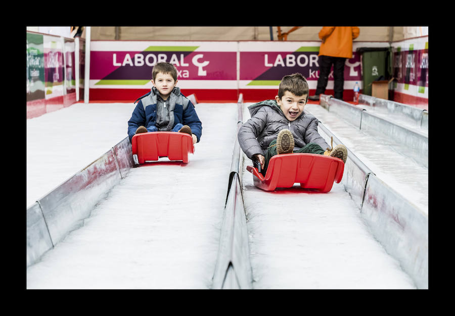 Fotos: La plaza de la Virgen Blanca se vuelve a transformar en una pista de hielo