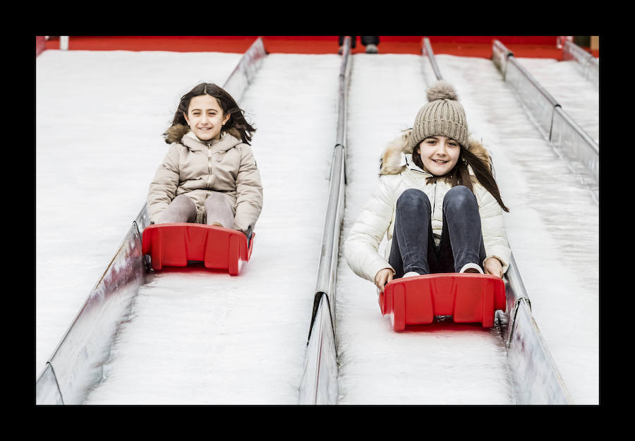 Fotos: La plaza de la Virgen Blanca se vuelve a transformar en una pista de hielo