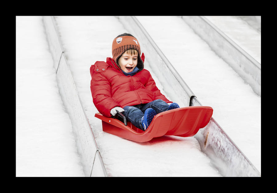 Fotos: La plaza de la Virgen Blanca se vuelve a transformar en una pista de hielo