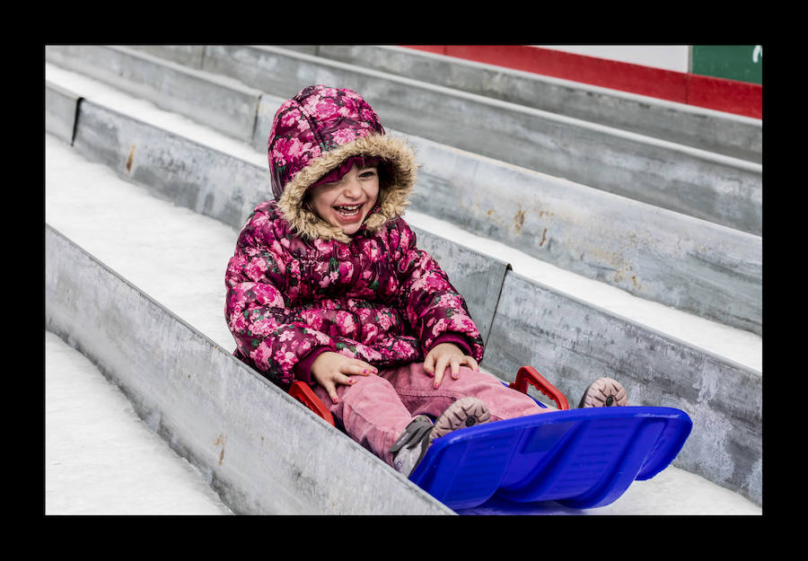 Fotos: La plaza de la Virgen Blanca se vuelve a transformar en una pista de hielo