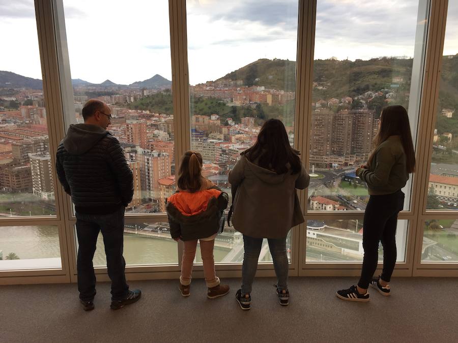 Unos visitantes contemplan las vistas hacia Deusto. 