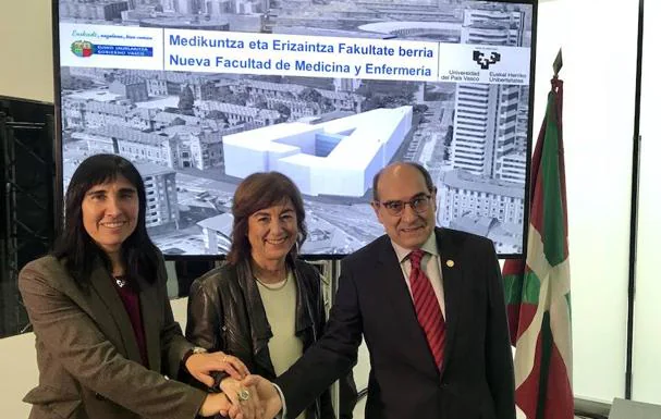 Balluerka, Uriarte y Darpón posan ante un fotomontaje de la futura facultad. 