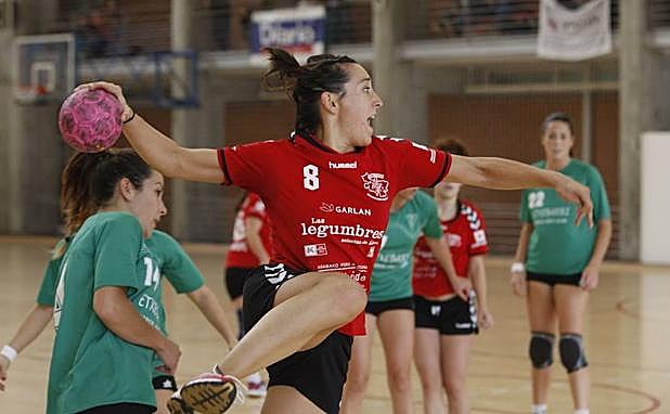 Una jugadora del Eraiken Eharialdea intenta un tiro a portería, en una imagen de archivo