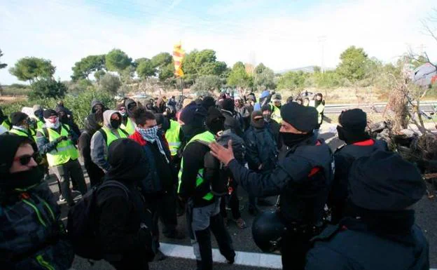 Los GAAR llaman a bloquear el Prat y el puerto e impedir los movimientos de la policía el 21-D
