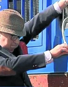 Imagen secundaria 2 - Industrial. El generador transportable más grande va insertado en un contenedor, como este de Estehard (Irán), y produce 15.000 litros diarios, con los que se puede dar de beber a una población de 5.000 personas. Abajo a la izquierda, Namibia. Una 'máquina de la lluvia' en el desierto de Namib. Abajo a la derecha, pruebas. Enrique Veiga prueba el funcionamiento de un generador.