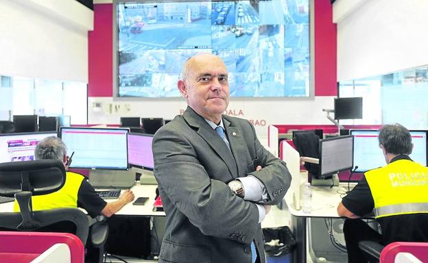 Tomás del Hierro, en el Centro de Mando y Control (CMC) de la Policía Municipal de Bilbao en la comisaría central de Miribilla, inaugurada durante su mandato.