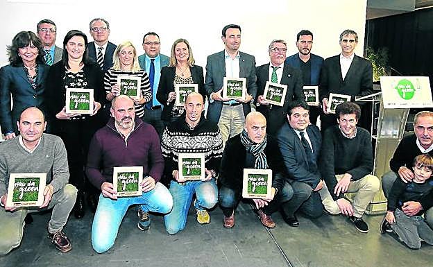 Alcaldes y responsables municipales posan en una foto de familia junto a los miembros de la organización de la campaña.