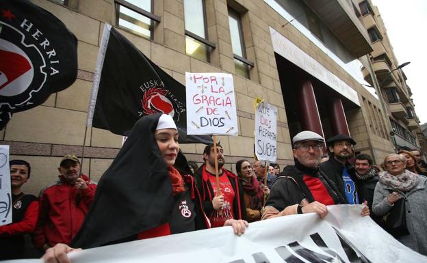 Los integrantes de Hontzak se han manifestado a las puertas del Palacio de Justicia. 