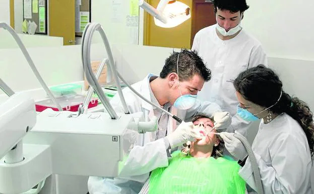 Prácticas. Los estudiantes de Odontología han atendido a más de 17.000 pacientes en Leioa. 
