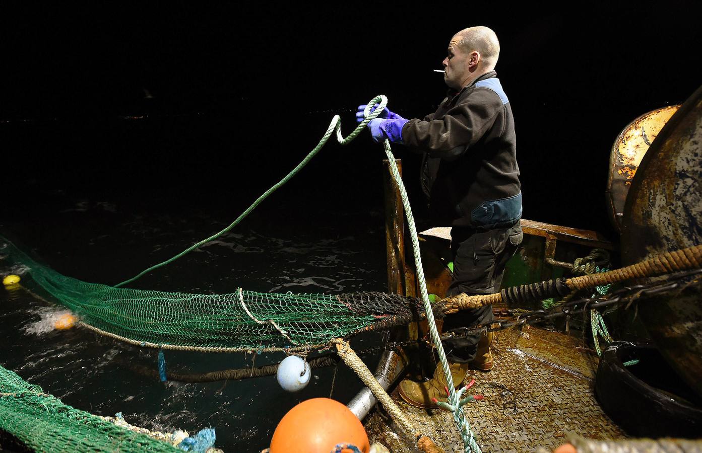Los pescadores de Pittenweem, un pequeño pueblo costero en el sureste de Escocia, esperaban retomar el control de la pesca en sus aguas gracias al Brexit. Pero las divisiones políticas que agitan al gobierno y al parlamento británico empiezan a hacerles dudar. «Quiero que salgamos, si es posible mañana; nuestras aguas son para nuestros propios peces», dice un pescador septuagenario, que recuerda los días anteriores a la entrada de Reino Unido en la UE, en 1973. En las imágenes el arrastrero 'Scotia Star' faena en las costas escocesas