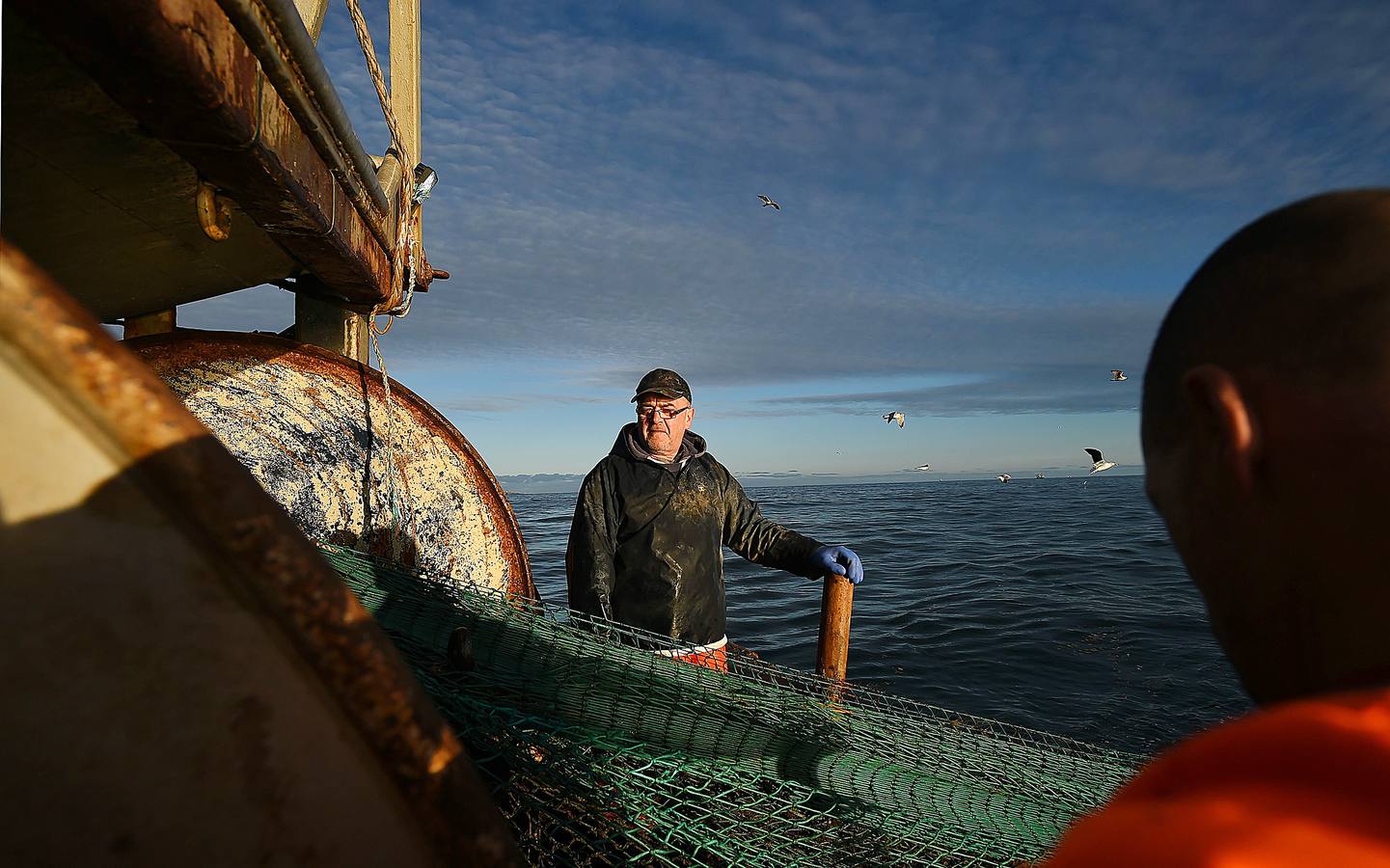 Los pescadores de Pittenweem, un pequeño pueblo costero en el sureste de Escocia, esperaban retomar el control de la pesca en sus aguas gracias al Brexit. Pero las divisiones políticas que agitan al gobierno y al parlamento británico empiezan a hacerles dudar. «Quiero que salgamos, si es posible mañana; nuestras aguas son para nuestros propios peces», dice un pescador septuagenario, que recuerda los días anteriores a la entrada de Reino Unido en la UE, en 1973. En las imágenes el arrastrero 'Scotia Star' faena en las costas escocesas