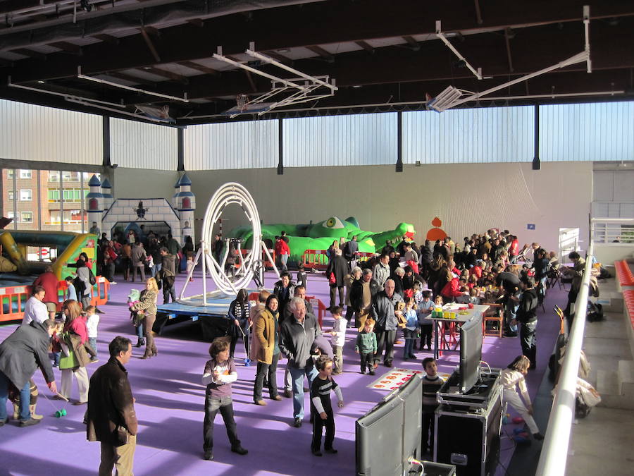 Centros escolares y familias de Bizkaia, así como de las provincias del entorno, aprovechan hoy la falta de colas en la primera jornada del PIN