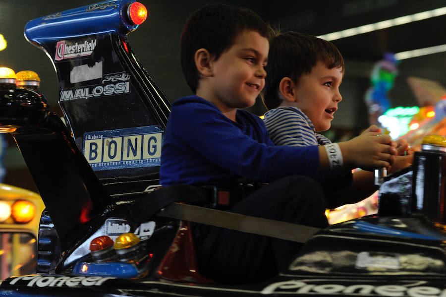 Centros escolares y familias de Bizkaia, así como de las provincias del entorno, aprovechan hoy la falta de colas en la primera jornada del PIN