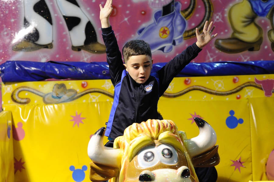 Centros escolares y familias de Bizkaia, así como de las provincias del entorno, aprovechan hoy la falta de colas en la primera jornada del PIN