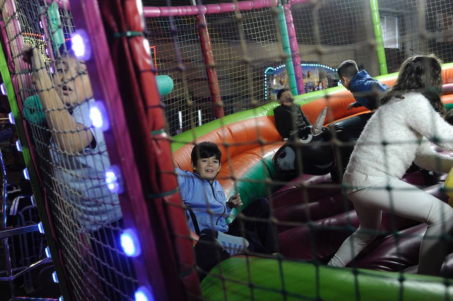 Centros escolares y familias de Bizkaia, así como de las provincias del entorno, aprovechan hoy la falta de colas en la primera jornada del PIN