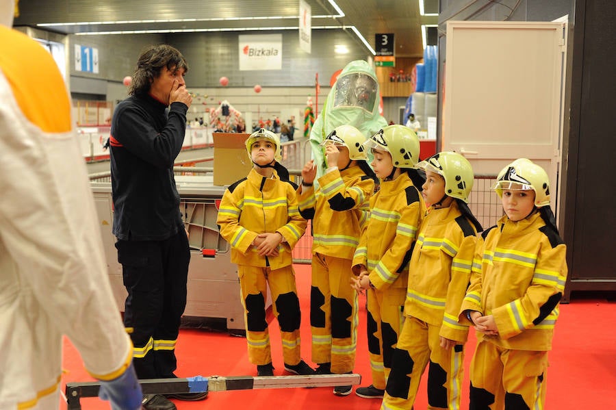 Centros escolares y familias de Bizkaia, así como de las provincias del entorno, aprovechan hoy la falta de colas en la primera jornada del PIN