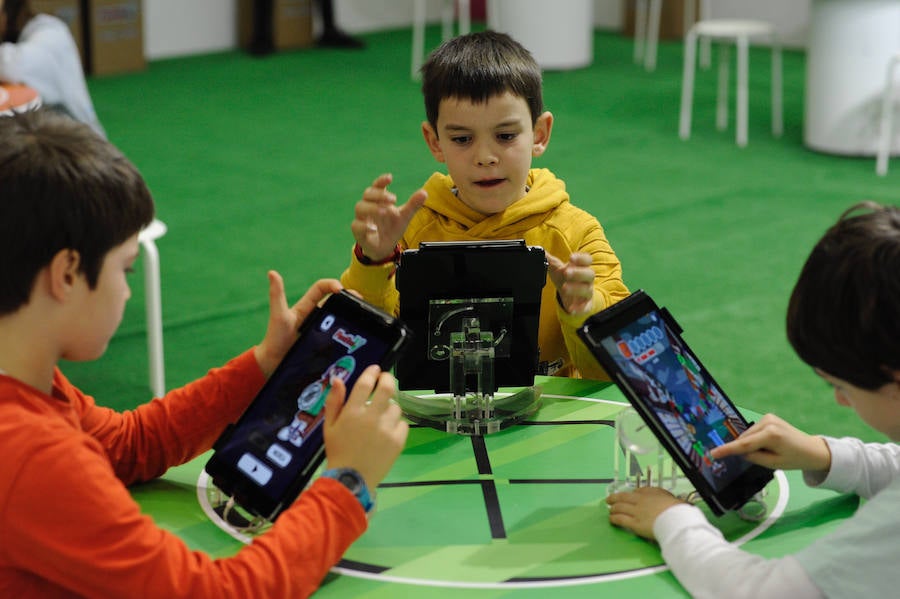 Centros escolares y familias de Bizkaia, así como de las provincias del entorno, aprovechan hoy la falta de colas en la primera jornada del PIN