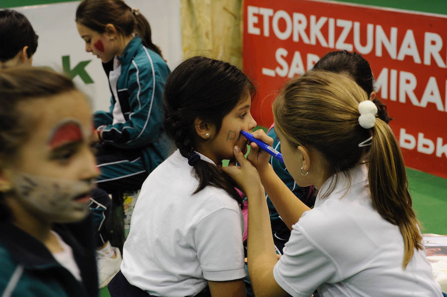 Centros escolares y familias de Bizkaia, así como de las provincias del entorno, aprovechan hoy la falta de colas en la primera jornada del PIN