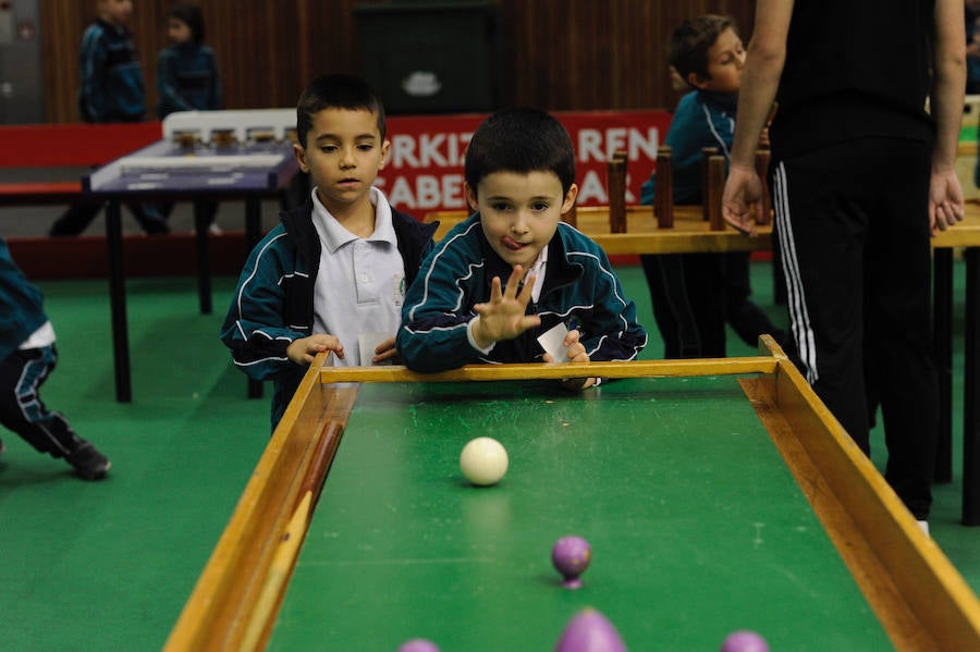 Centros escolares y familias de Bizkaia, así como de las provincias del entorno, aprovechan hoy la falta de colas en la primera jornada del PIN