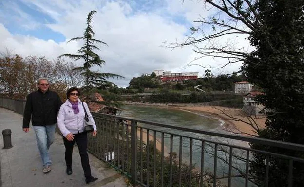 Una pareja pasea frente a la zona de Vista Alegre en la que se construirá el parking. 