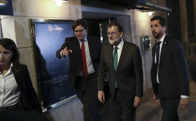Mariano Rajoy, saliendo del restaurante Arahy, de Madrid, donde permaneció 8 horas, tras la primera jornada de la moción de censura contra el Gobierno del PP.