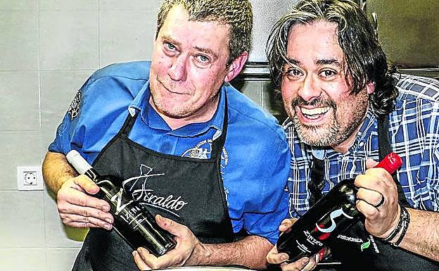 De izquierda a derecha, Juan Pradell y José Antonio Hernani, con dos botellas de Zintzo.