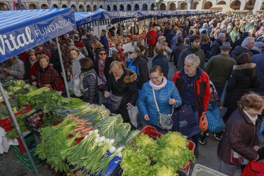 El buen tiempo ha animado a miles de ciudadanos a acercarse, un año más, a la plaza de España, donde más de un centenar de productores han ofrecido quesos, embutidos, pan, verduras, conservas y dulces para estas fiestas