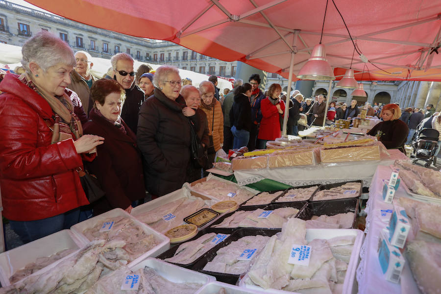 El buen tiempo ha animado a miles de ciudadanos a acercarse, un año más, a la plaza de España, donde más de un centenar de productores han ofrecido quesos, embutidos, pan, verduras, conservas y dulces para estas fiestas