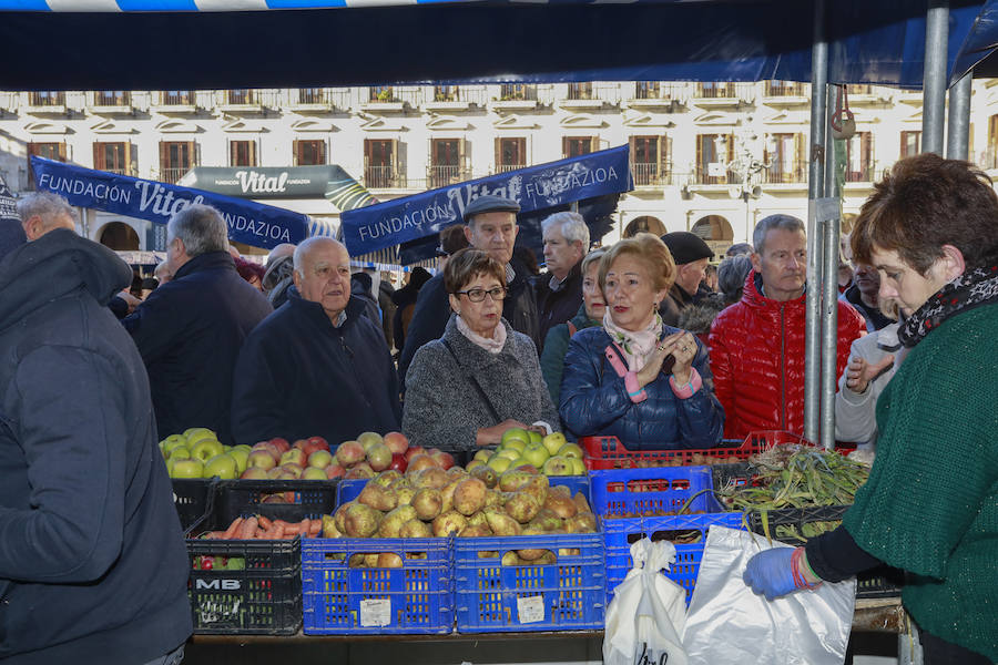 El buen tiempo ha animado a miles de ciudadanos a acercarse, un año más, a la plaza de España, donde más de un centenar de productores han ofrecido quesos, embutidos, pan, verduras, conservas y dulces para estas fiestas