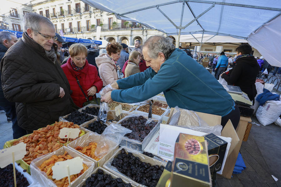 El buen tiempo ha animado a miles de ciudadanos a acercarse, un año más, a la plaza de España, donde más de un centenar de productores han ofrecido quesos, embutidos, pan, verduras, conservas y dulces para estas fiestas