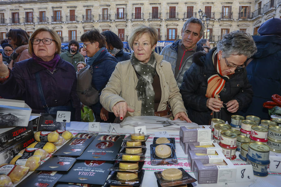 El buen tiempo ha animado a miles de ciudadanos a acercarse, un año más, a la plaza de España, donde más de un centenar de productores han ofrecido quesos, embutidos, pan, verduras, conservas y dulces para estas fiestas