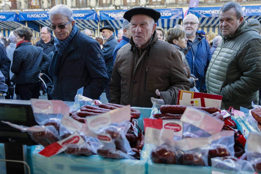 El buen tiempo ha animado a miles de ciudadanos a acercarse, un año más, a la plaza de España, donde más de un centenar de productores han ofrecido quesos, embutidos, pan, verduras, conservas y dulces para estas fiestas