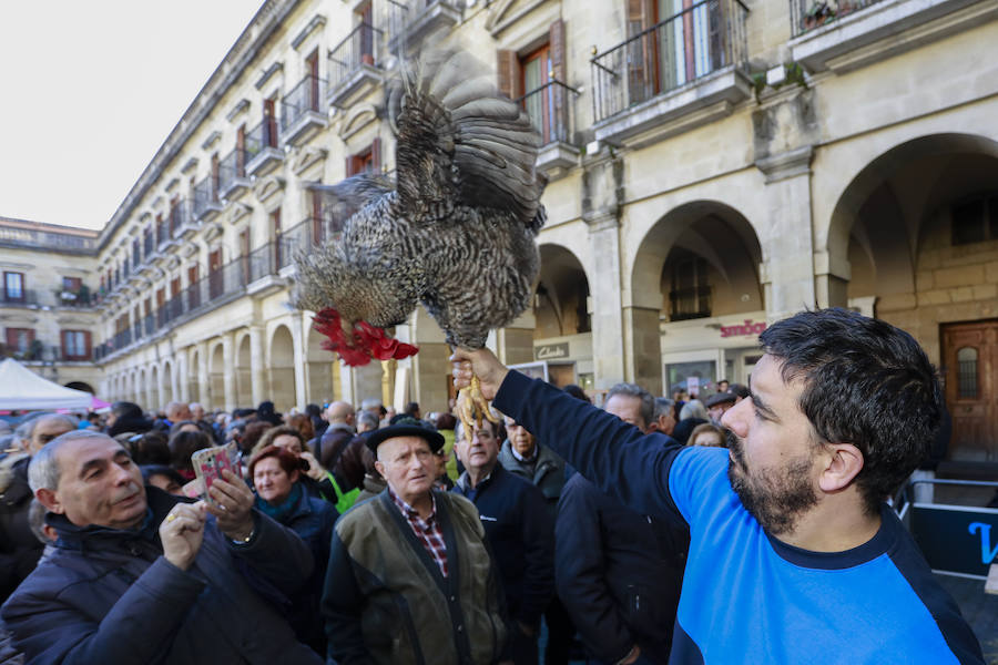El buen tiempo ha animado a miles de ciudadanos a acercarse, un año más, a la plaza de España, donde más de un centenar de productores han ofrecido quesos, embutidos, pan, verduras, conservas y dulces para estas fiestas