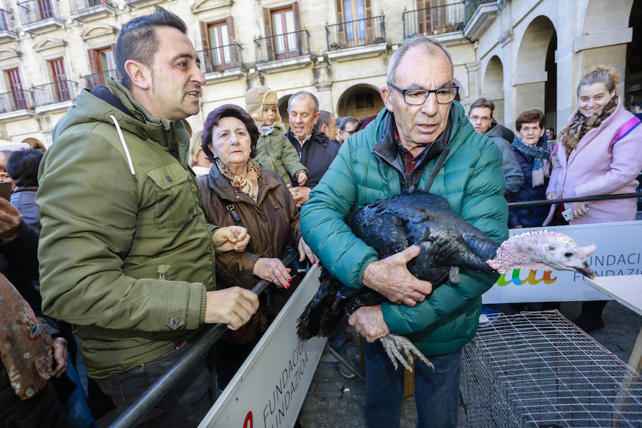 El buen tiempo ha animado a miles de ciudadanos a acercarse, un año más, a la plaza de España, donde más de un centenar de productores han ofrecido quesos, embutidos, pan, verduras, conservas y dulces para estas fiestas