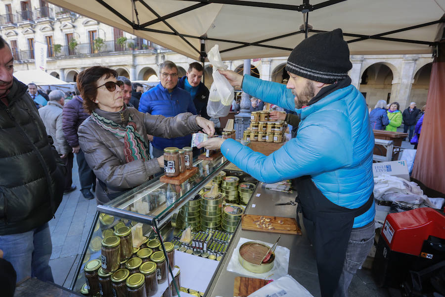 El buen tiempo ha animado a miles de ciudadanos a acercarse, un año más, a la plaza de España, donde más de un centenar de productores han ofrecido quesos, embutidos, pan, verduras, conservas y dulces para estas fiestas