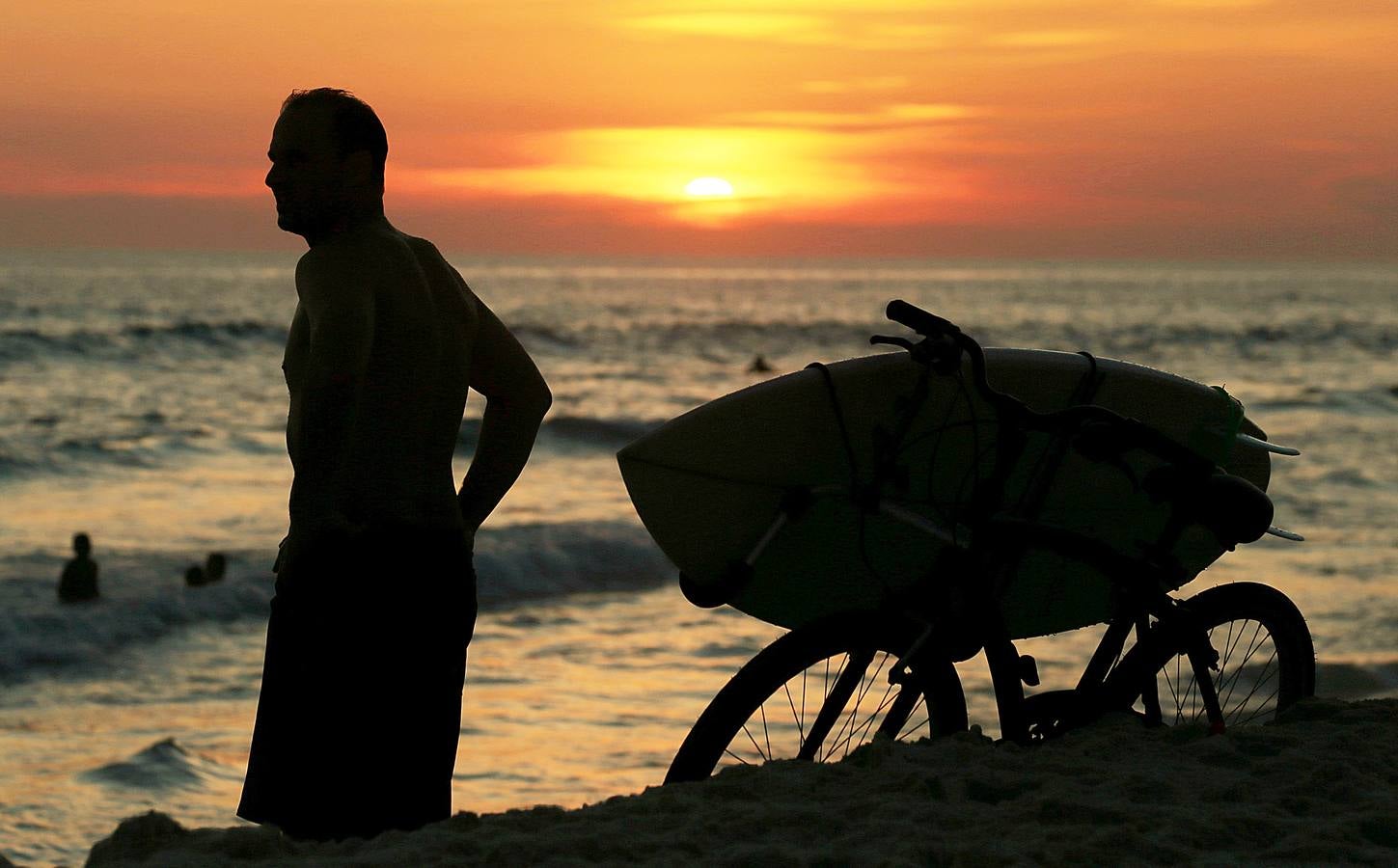 Hoy comienza el verano austral. Pero las playas de Río de Janeiro ya están llenas de bañistas desde hace unas semanas. Y es que el calor aprieta. El martes los termómetros alcanzaron 40,7 grados en la zona oeste de la ciudad, en el que ha sido el día más caluroso en varios años, con una sensación térmica de 45 grados. El mar está calmado y apenas hay olas en las transparentes aguas. Las imágenes han sido tomadas en la Floresta de Tijuca, el bosque urbano más grande del mundo, y en los arenales del oeste de Río.