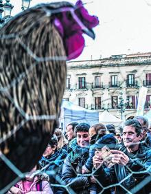 Imagen secundaria 2 - Los pollos campan a sus anchas hasta el atardecer. Las aves de corral, atractivo en el mercado. El avicultor carga la jaula en la plaza de España. 